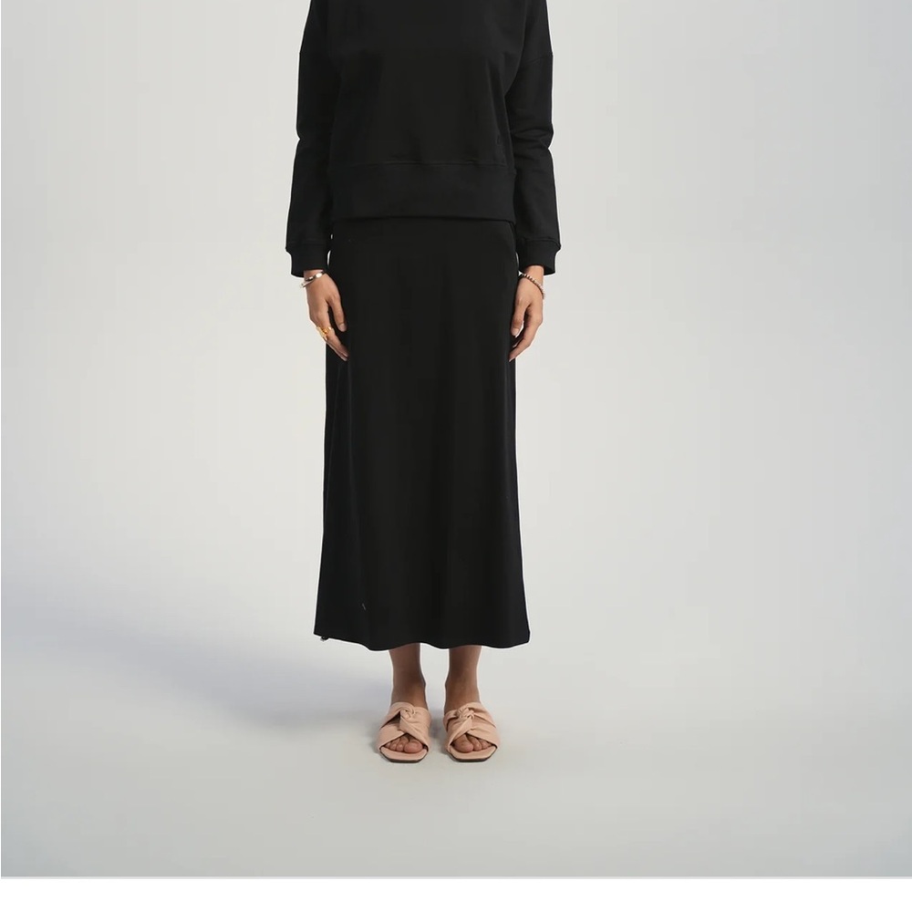 Chic Black Maxi Skirt for Women - Picture 2 of 5